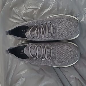 Women's NWOT SKECHERS Air-cooled Memory Foam Slip on Sneakers. Size 9.